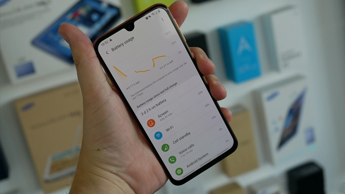 Galaxy A40 được trang bị viên pin 3.100 mAh khá khiêm tốn