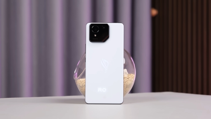 ROG Phone 9 Pro lại hướng đến phong cách gaming mạnh mẽ với khung kim loại chắc chắn