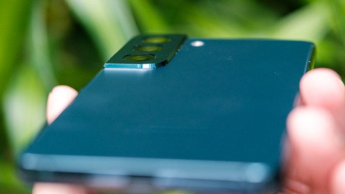 Kiểm tra ngoại hình bên ngoài của Galaxy S22 cũ