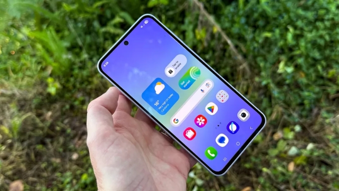 Cả hai máy đều trang bị màn hình Super AMOLED 6.7 inch