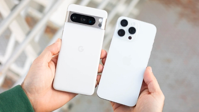 Sự khác biệt về thiết kế giữa iPhone 15 Pro Max và Google Pixel 8 Pro