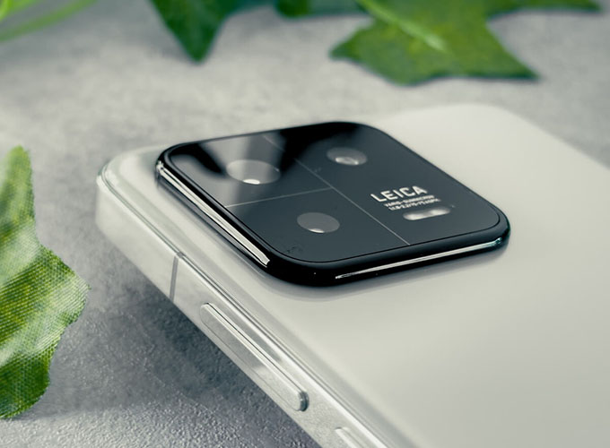 Xiaomi 13 có cụm camera hình vuông gọn gàng hơn so với phiên bản tiền nhiệm