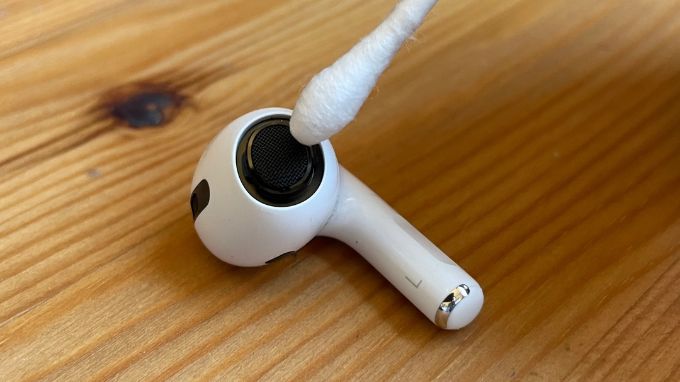 Vệ sinh thân thiết bị, kiểm tra các lỗ, khe hở trên AirPods Pro thật kỹ