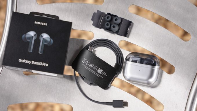 Bên trong hộp chứa đầy đủ các phụ kiện cần thiết