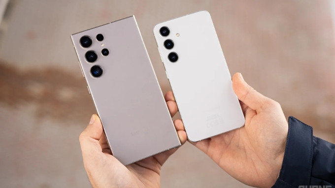 Điểm khác biệt đáng chú ý là bút S Pen được tích hợp sẵn trong thân máy Galaxy S24 Ultra