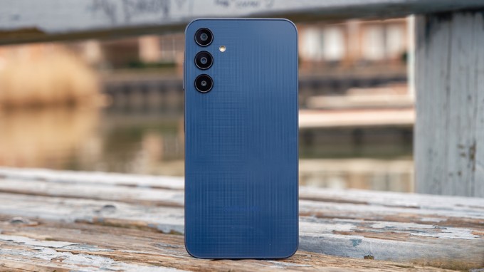 Thiết kế của Galaxy A25 có phần hiện đại hơn