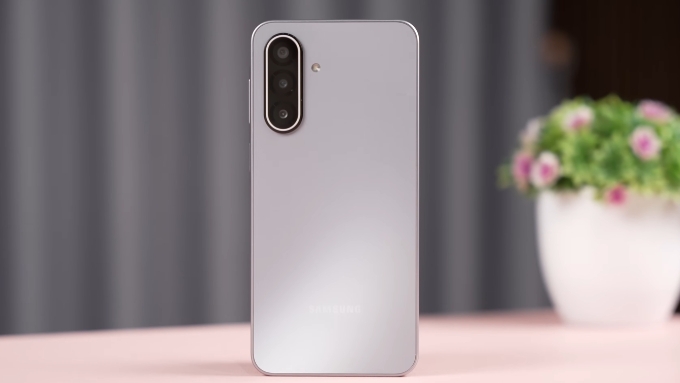 Galaxy A17 sở hữu ngoại hình thanh thoát, độ dày chỉ 7.5mm và trọng lượng 192g