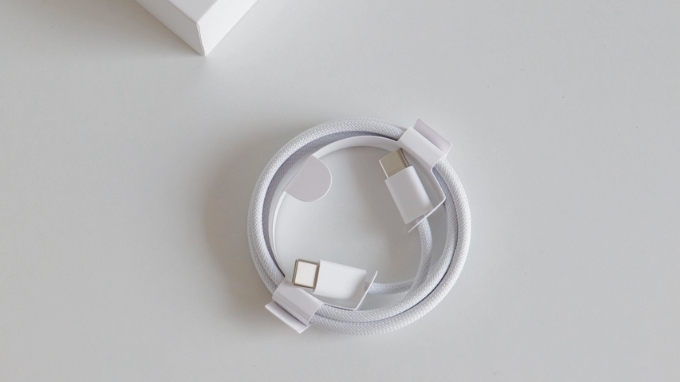 Cận cảnh dây cáp USB-C bọc vải xịn sò của iPhone 15 Pro Max