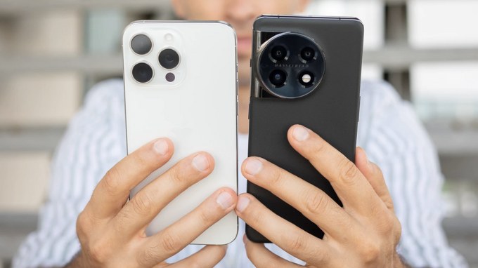 Kích thước của iPhone 15 Pro Max và OnePlus 11