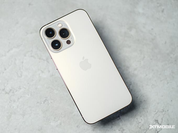 Phone 13 Pro và iPhone 12 Pro Max đều toát lên sự sang trọng