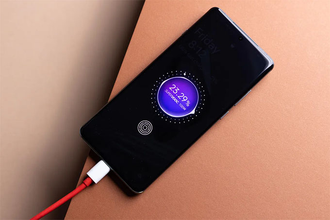 OnePlus 12 là cung cấp khả năng sạc tốt hơn so với OnePlus 13R