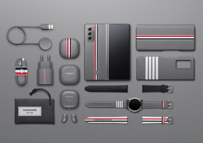 Tất cả các thành phần trong hộp Galaxy Z Fold 2 Thom Browne