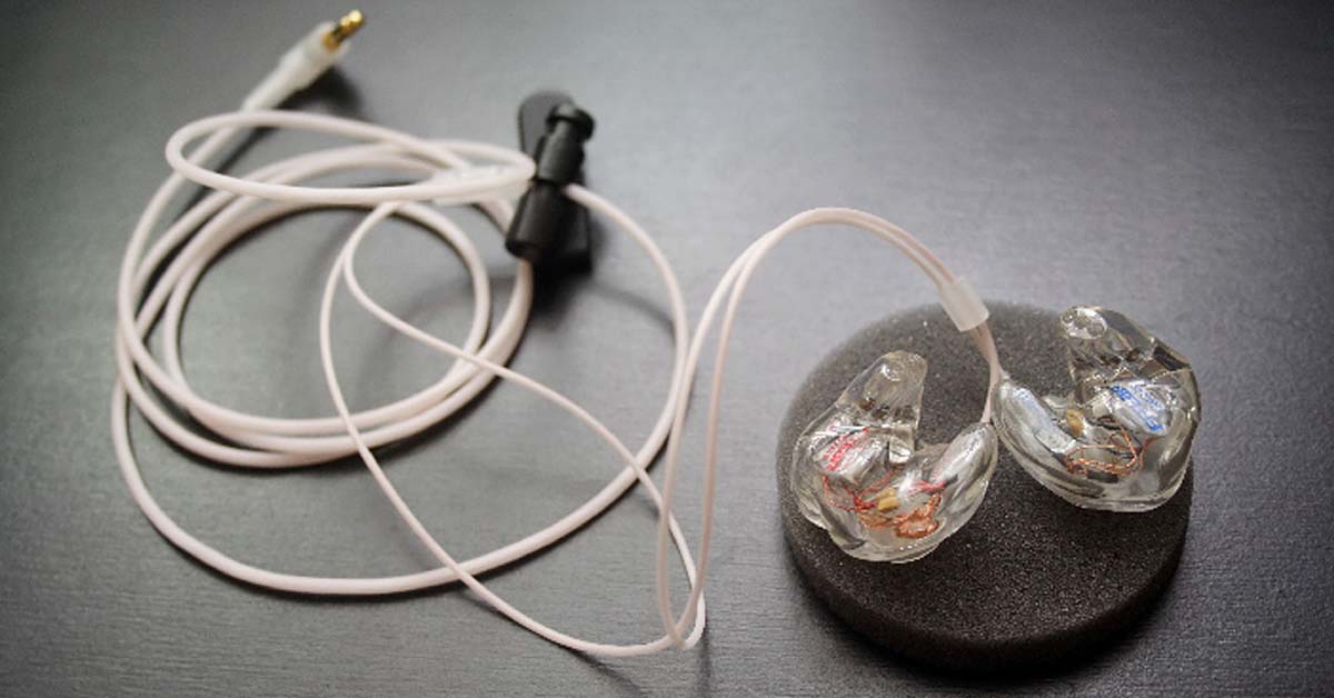 TAI NGHE IN EAR GIÚP CA SĨ NGHE NHẠC NỀN RÕ RÀNG KHI BIỂU DIỄN LIVE
