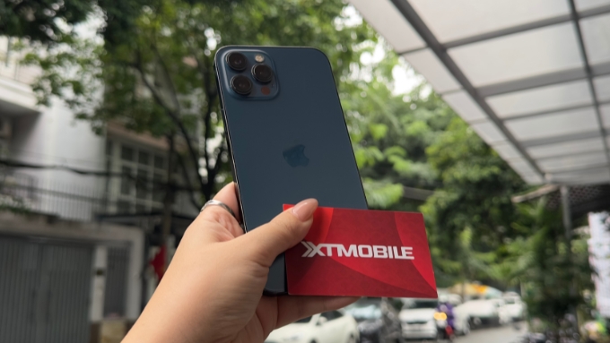 iPhone 12 Pro 512GB cũ có thiết kế vuông vức với khung thép không gỉ, tạo cảm giác chắc chắn khi cầm trên tay