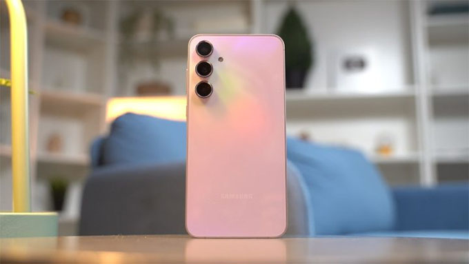 ngoại hình Galaxy A55 5G giá rẻ không có nhiều thay đổi so với thế tiền nhiệm