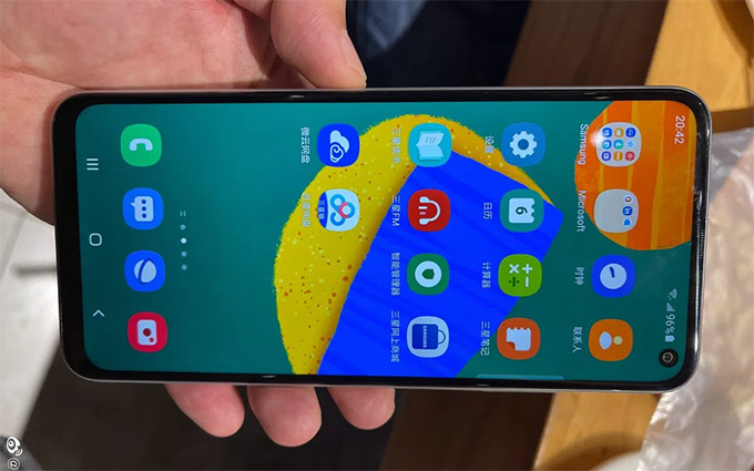 Galaxy F52 5G sử dụng thiết kế màn hình đục lỗ