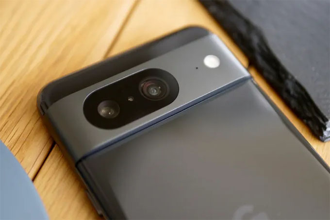 Pixel 8 cũng đi kèm với thiết lập camera kép phía sau bao gồm cảm biến chính 50MP và cảm biến siêu rộng 12MP