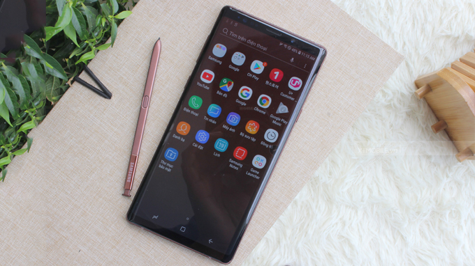 Các viền bezel trên điện thoại Note 9 đã được thu hẹp đi đáng kể
