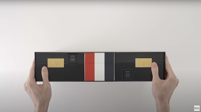 Hình ảnh mở hộp Samsung Galaxy Z Fold 5 Thom Browne bản giới giạn