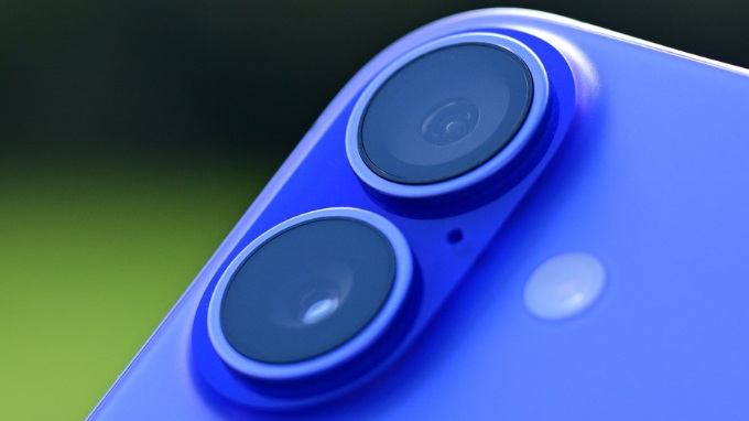 iPhone 16 Plus sở hữu cụm camera kép 2 mắt dọc có độ phân giải 48MP tốt hơn