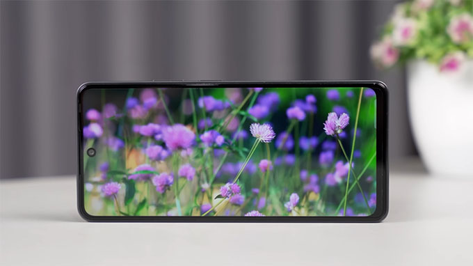 Màn hình IPS LCD nhưng vẫn đáp ứng tốt cho game thủ