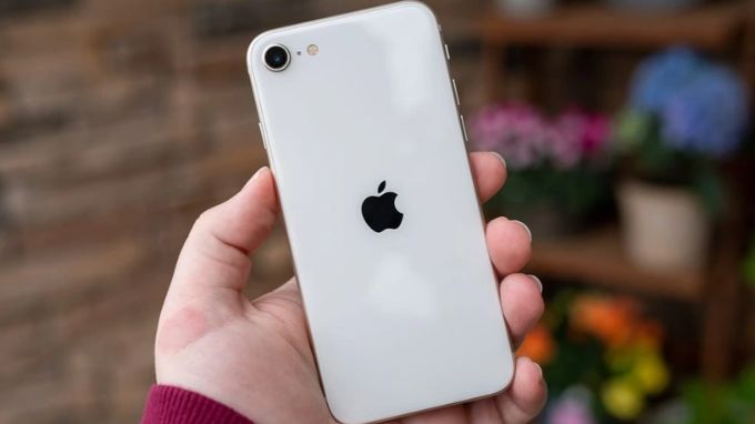 Nhỏ gọn chính là ấn tượng đầu tiên trực tiếp trải nghiệm iPhone SE 2022 128GB (Cũ 99%)