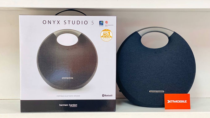 Loa Harman Kardon Onyx Studio 5 với thiết kế quai xách, tiện lợi khi di chuyển