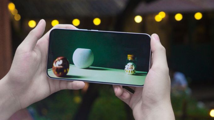 Màn hình AMOLED 144 Hz cho hiển thị mượt mà và sắc nét