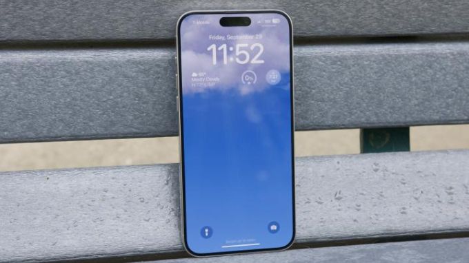 iPhone 15 Pro Max 256GB cũ sở hữu màn hình tràn viền 6.7 inch sắc nét 