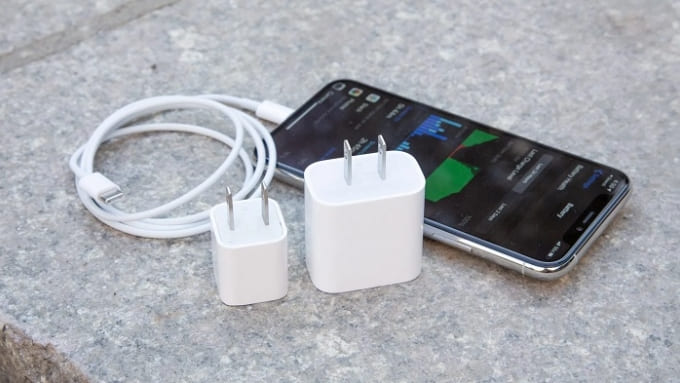 Dùng củ sạc iPhone chính hãng