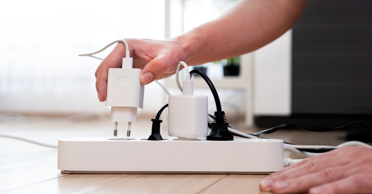 Góc hỏi đáp: Cắm cục sạc liên tục vào ổ điện có sao không?
