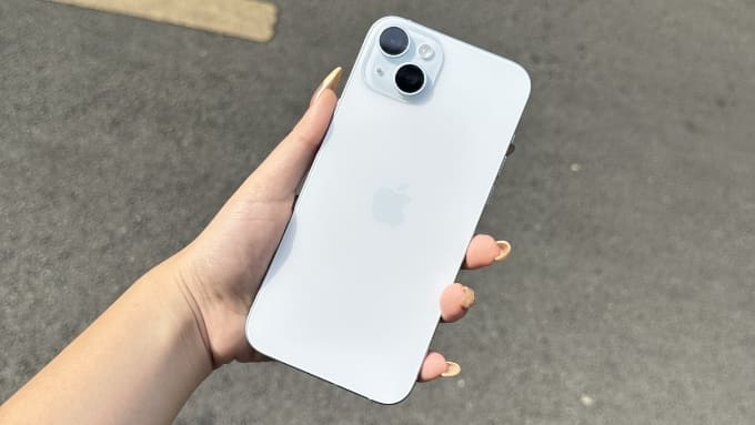 Thiết kế mặt lưng kính pha màu bền bỉ