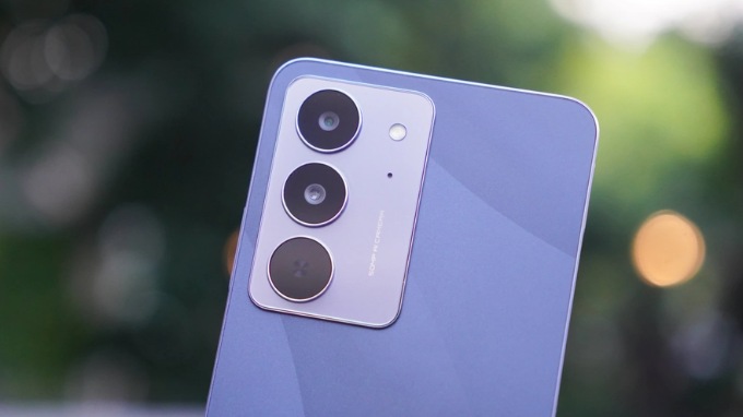 Realme C75x được trang bị cụm camera khá đơn giản với cảm biến chính 50MP