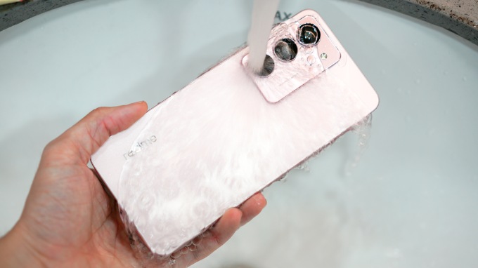 Điểm nhấn quan trọng nhất trong thiết kế của Realme C75x nằm ở độ bền