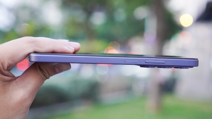 Realme C75x có độ dày khoảng 7.99 mm và trọng lượng 196g