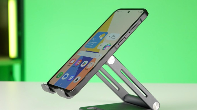 Cụm phím nguồn và tăng giảm âm lượng được đặt ở cạnh phải theo thiết kế Key Island quen thuộc