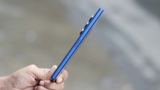 Khi gập lại, Galaxy Z Fold 7 chỉ dày 8.9 mm