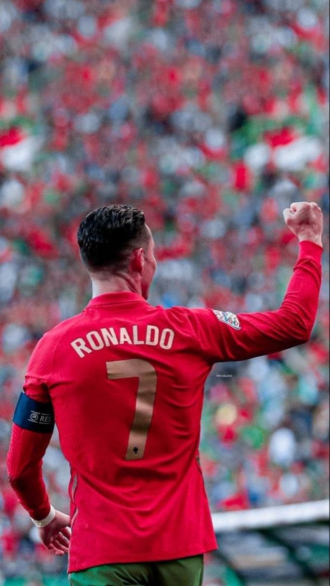 Hình nền Ronaldo trong màu áo đội tuyển quốc gia và Al Nassr