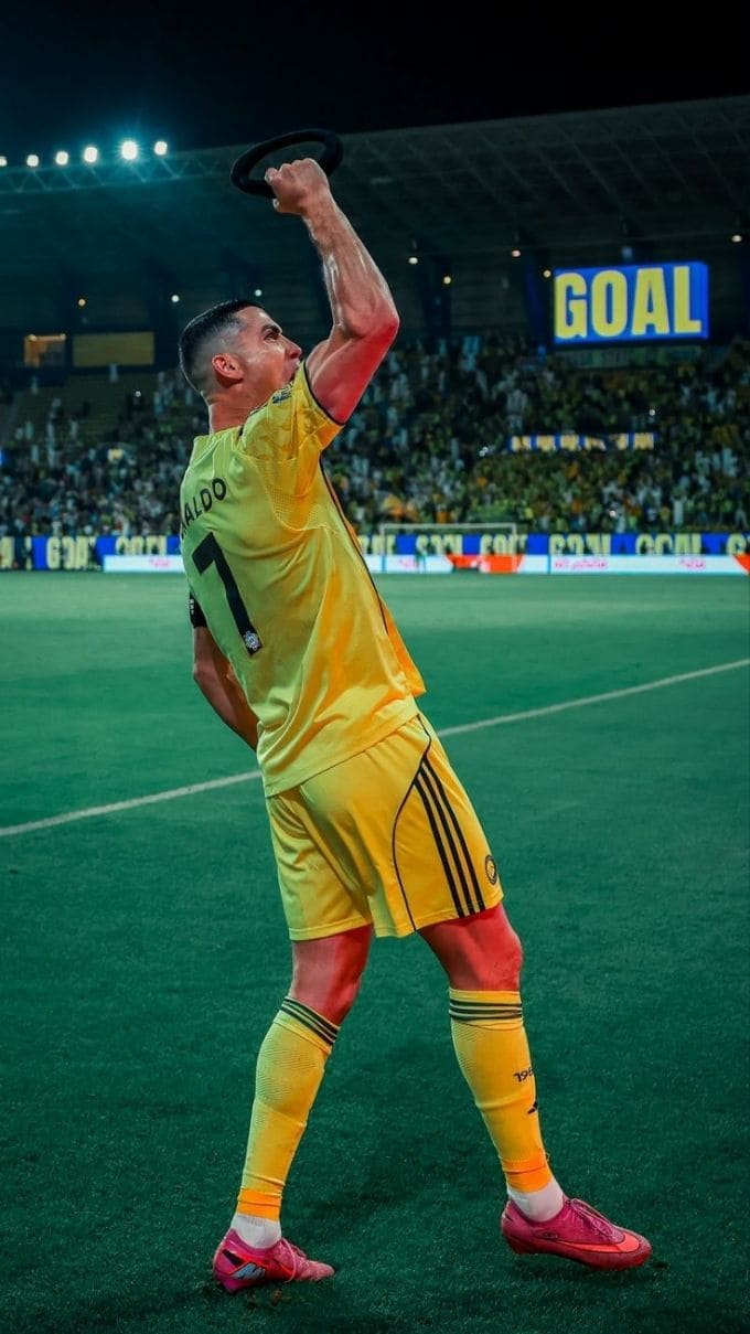 Hình nền Ronaldo trong màu áo đội tuyển quốc gia và Al Nassr