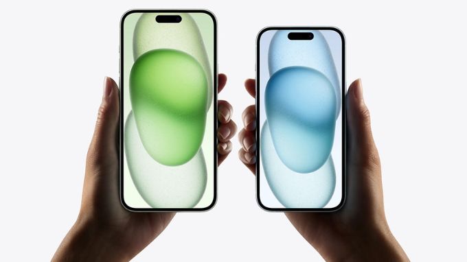 Chọn màn hình iPhone 15 hay 15 Plus
