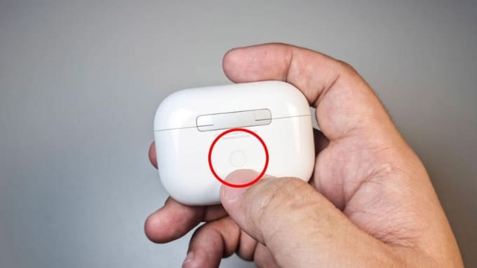 Nhấn và giữ nút Setup ở mặt sau hộp sạc trong khoảng 15 giây