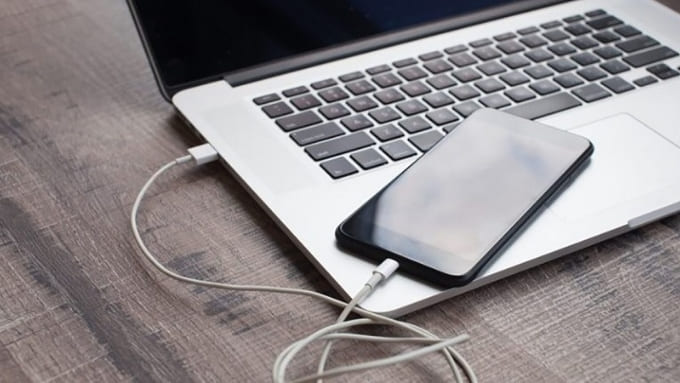Kết nối iPhone với máy tính bằng cáp Lightning