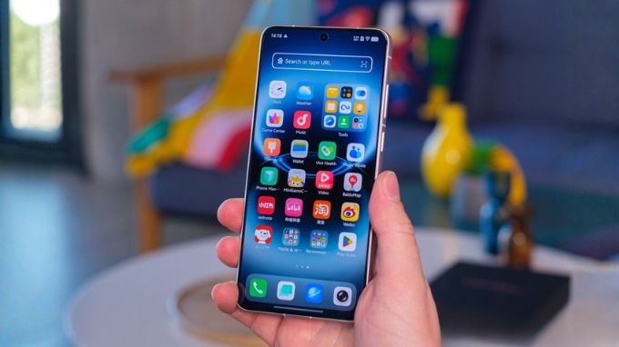 Vivo X300 Ultra cũng không hề kém cạnh khi trang bị cùng kích thước 6.82 inch