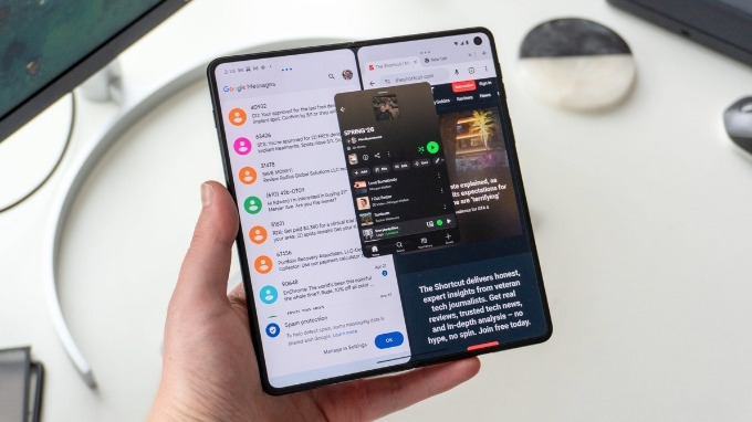 Motorola Razr Fold lựa chọn hướng đi đơn giản và thân thiện hơn