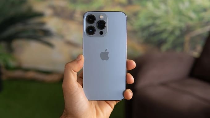 iPhone 13 Pro có kích thước nhỏ gọn hơn với thông số 146.7 x 71.5 x 7.65 mm