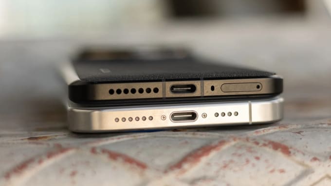 So sánh iPhone 15 Pro Max và Xiaomi 14 Ultra về pin
