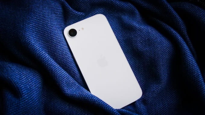 iPhone 16e ưu tiên tính gọn nhẹ và sự thuận tiện trong sử dụng hằng ngày
