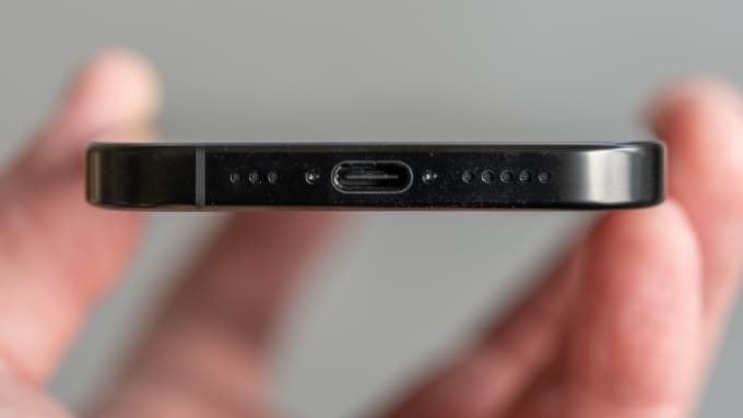So sánh iPhone 16 Pro vs iPhone 16e về pin