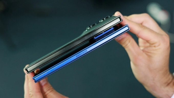So sánh Motorola Razr Fold và Galaxy Z Fold 7 về độ hoàn thiện