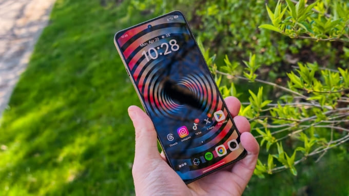 OPPO Find X7 Ultra và Find X9 Ultra đều được trang bị màn hình LTPO AMOLED 6.82 inch